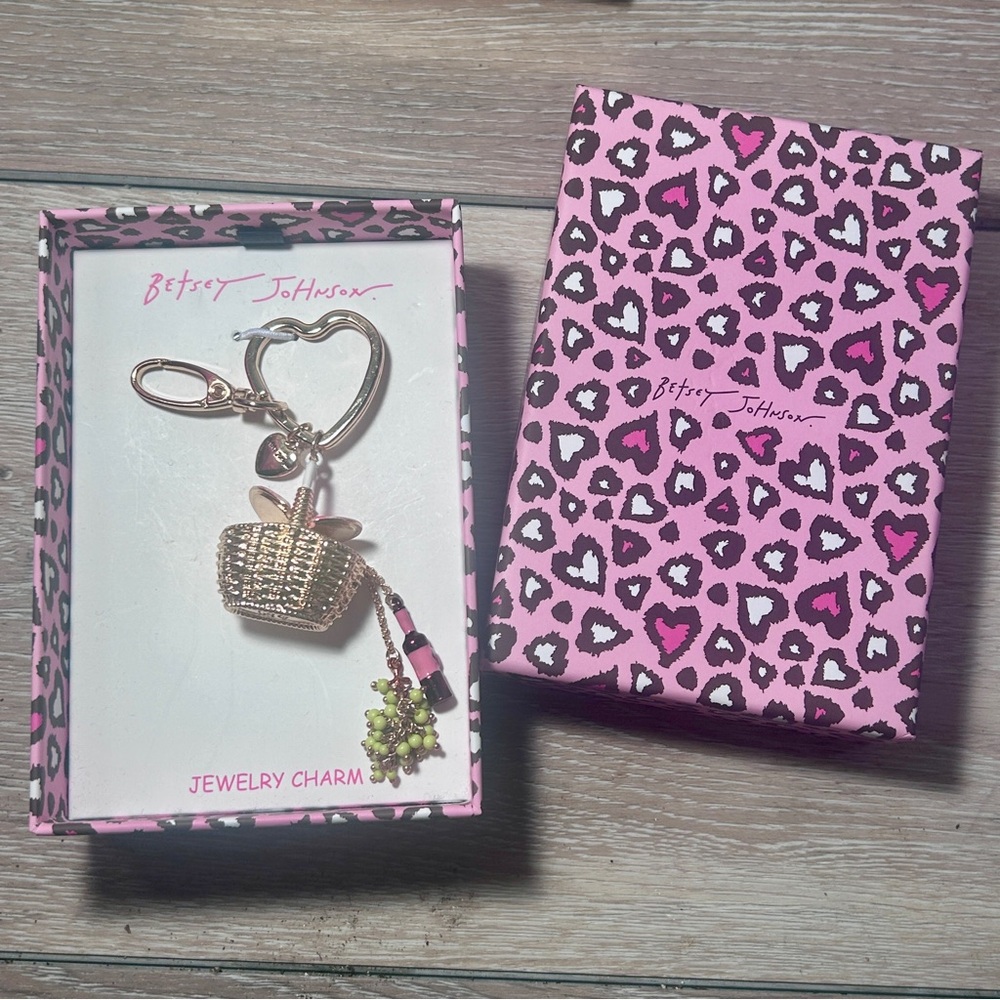 Betsey Johnson Picnic Basket Bag Charm Keychain Wine Grapes NWT - Picture 4 of 7